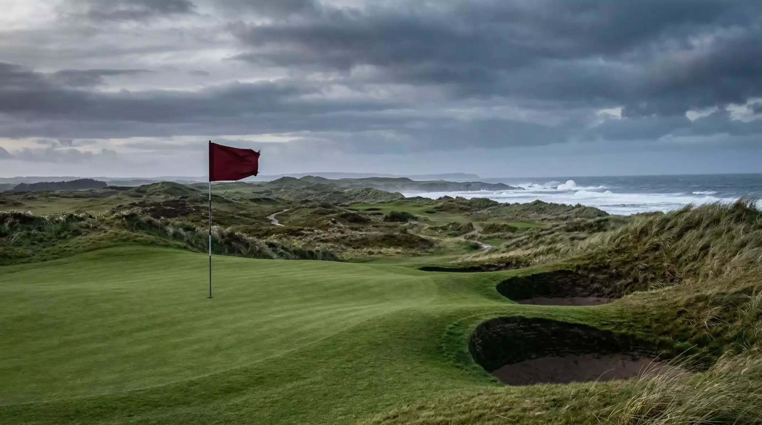Campo de golf links británico con dunas y cielo nublado típico del Open Championship