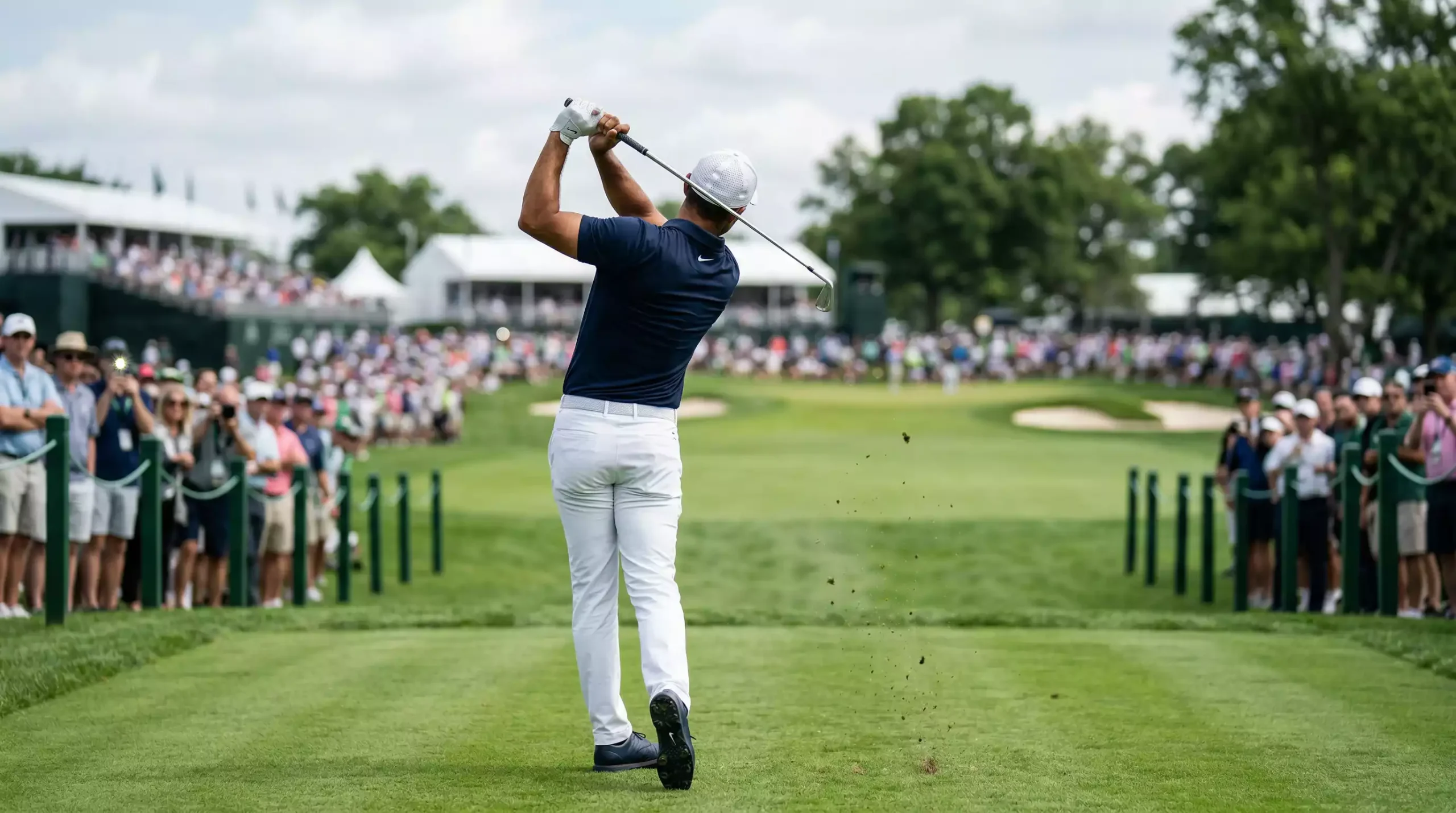 Golfista profesional número uno del mundo ejecutando swing en torneo importante